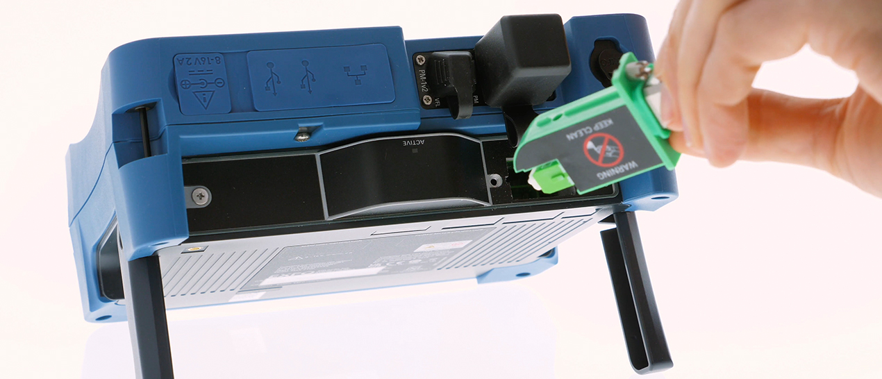 New D series OTDRs : How to replace the swap-out connector